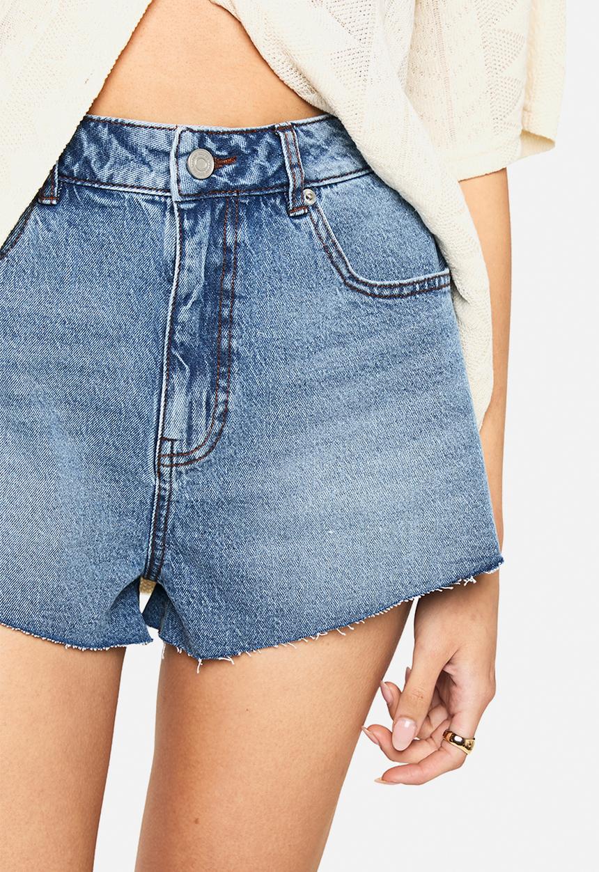 boohoo - Raw hem denim short - mid wash