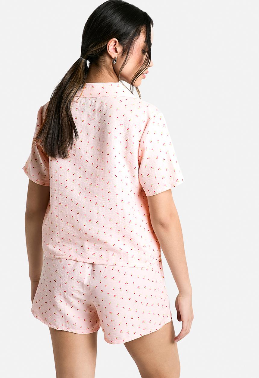 boohoo - Cherry print shirt & short pyjama set - pink