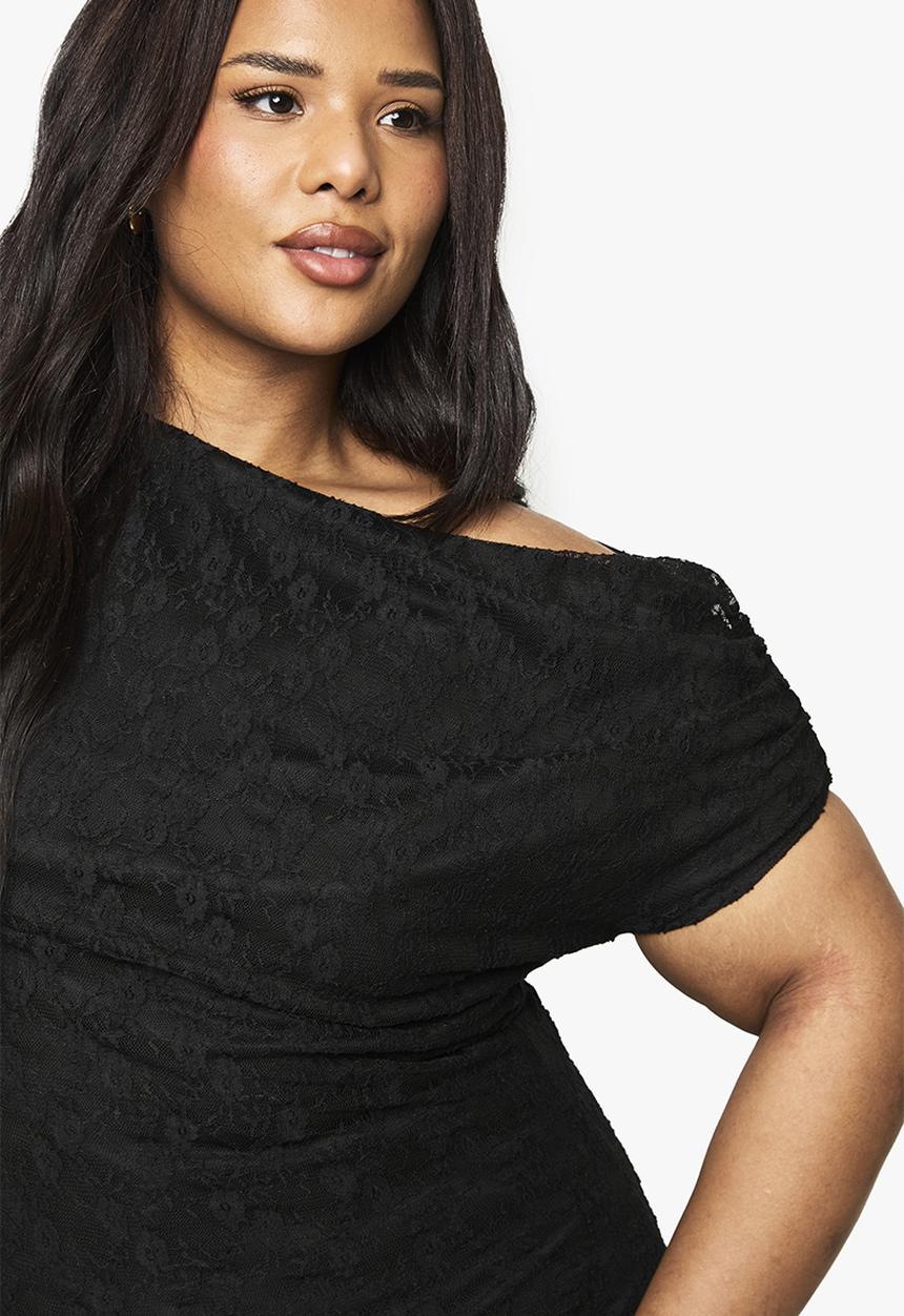 boohoo - Plus asymmetric neckline lace top - black