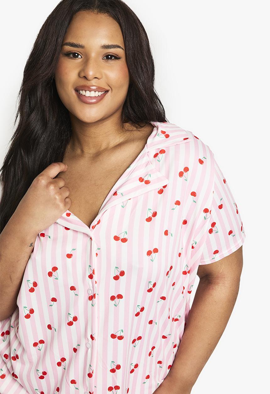 boohoo - Plus cherry print shirt and short set - pink