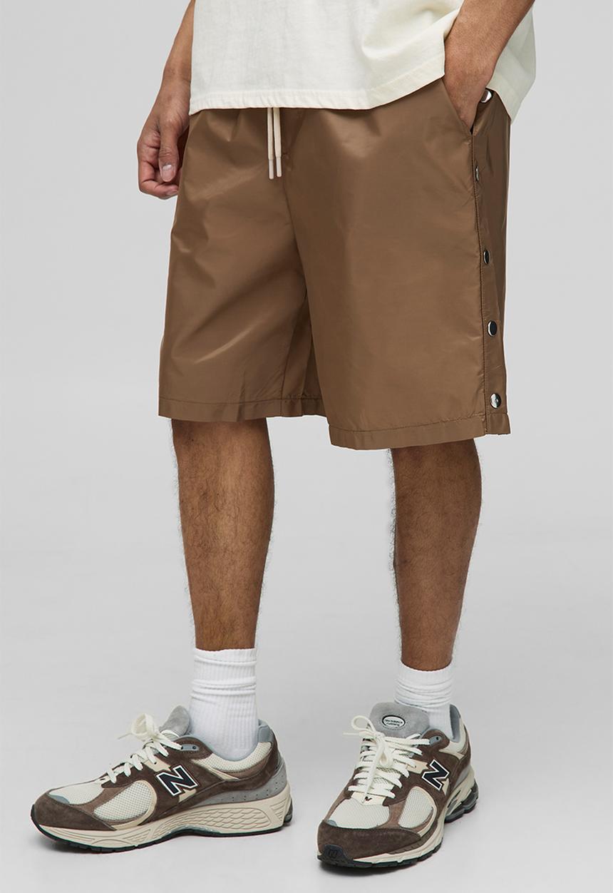 boohooMAN - Elasticated Waist Relaxed Fit Nylon Popper Detail Shorts - Taupe