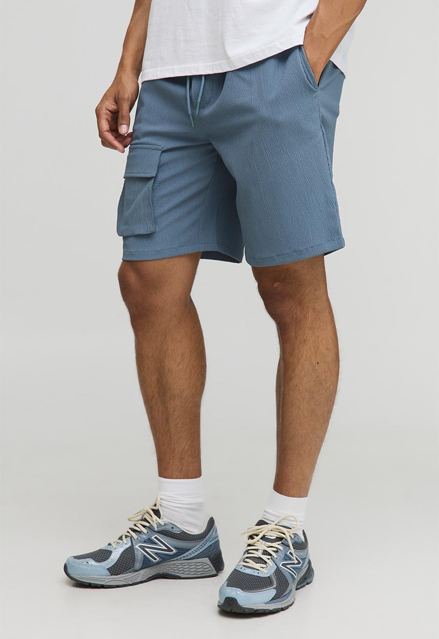 boohooMAN - Elasticated Waist Relaxed Fit Crinkle Textured Cargo Shorts - blue