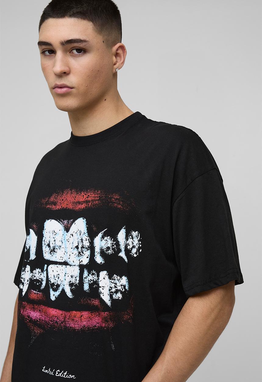 boohooMAN - Oversized Lips Graphic T-shirt - Black