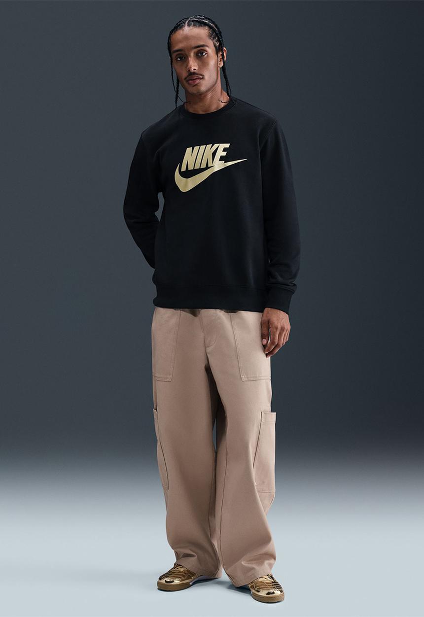 Nike - NSW Club BB GFX Crew Sweatshirt   - Black/Metallic Gold