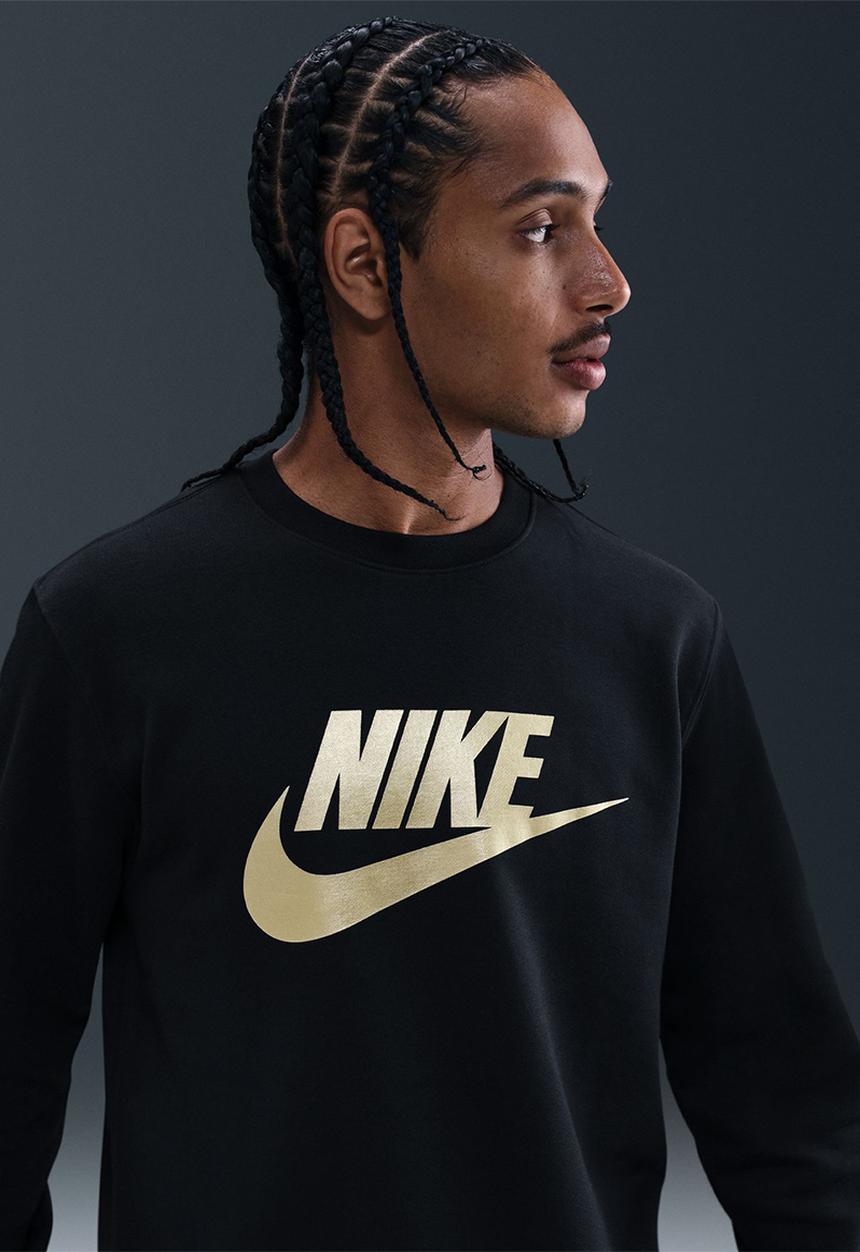 Nike - NSW Club BB GFX Crew Sweatshirt   - Black/Metallic Gold