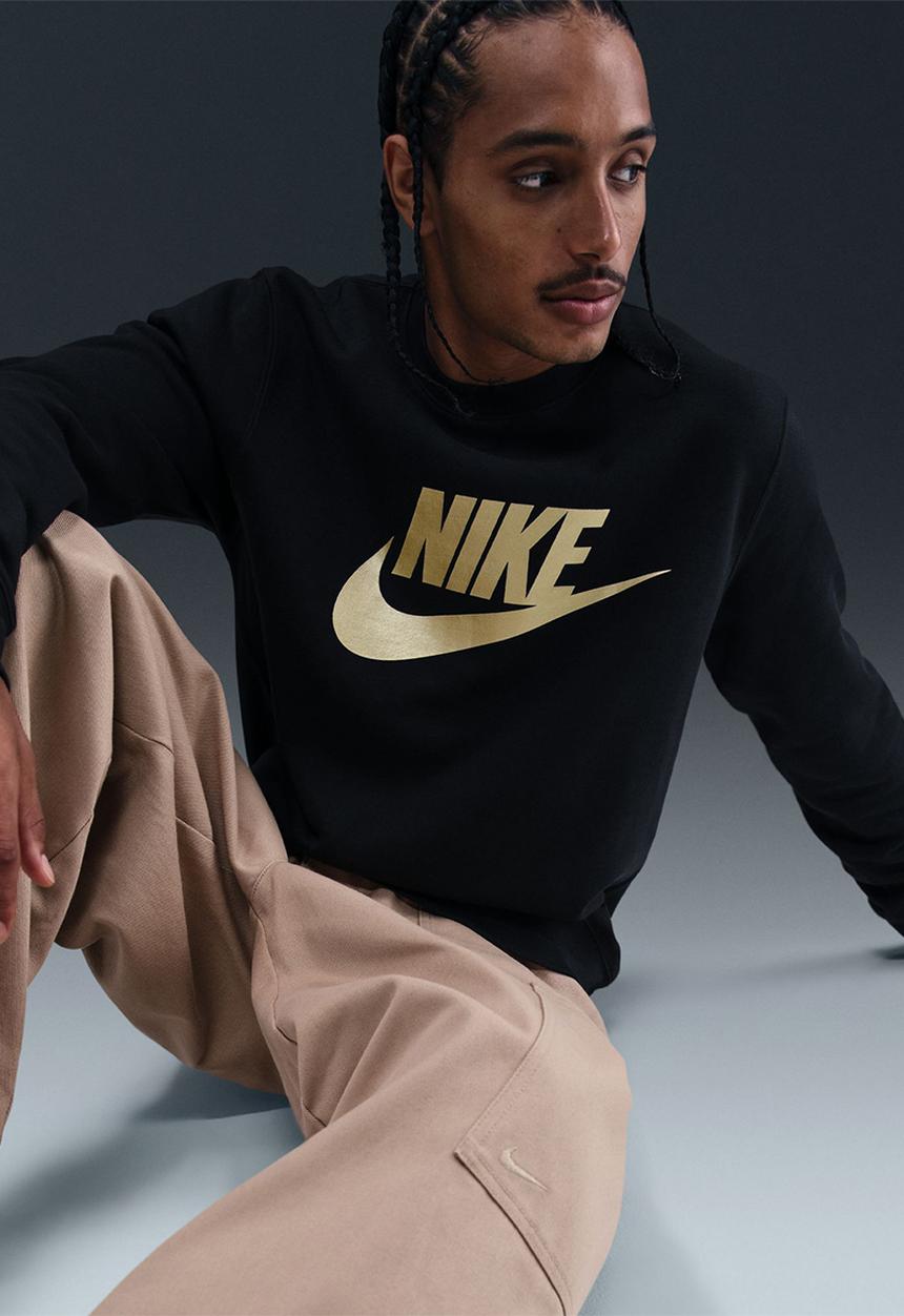 Nike - NSW Club BB GFX Crew Sweatshirt   - Black/Metallic Gold