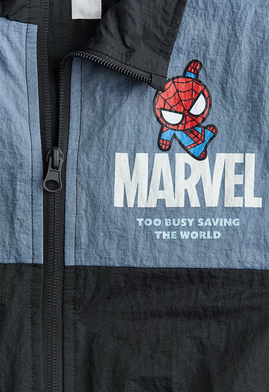 H&M - Printed windbreaker - dark grey/marvel 