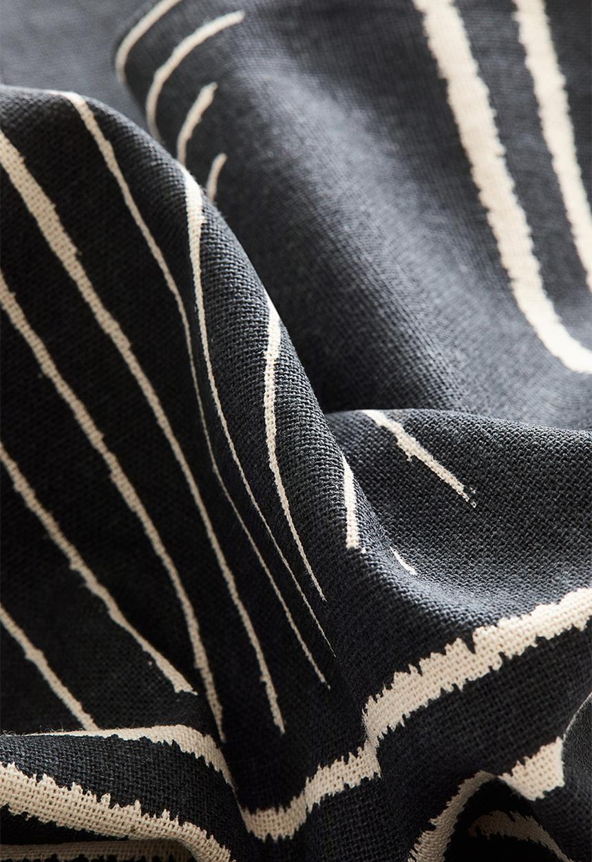 H&M - Patterned cushion cover - dark grey/patterned
