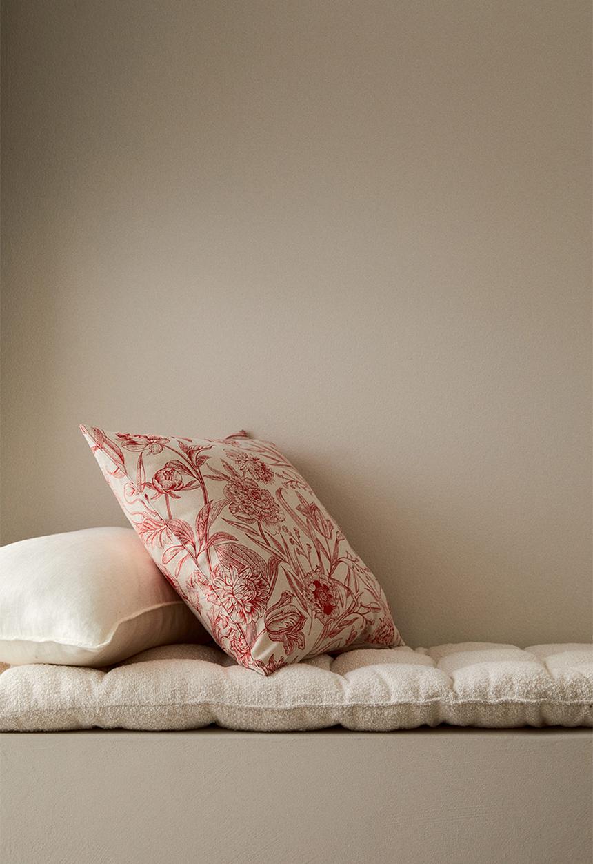 H&M - Patterned cushion cover - coral red/floral