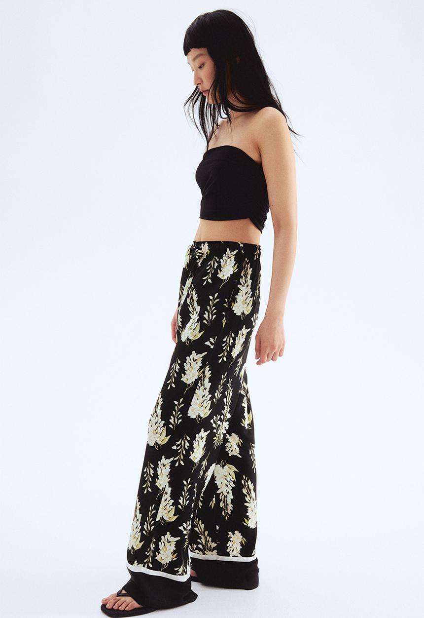 H&M - Drawstring twill trousers - black floral 