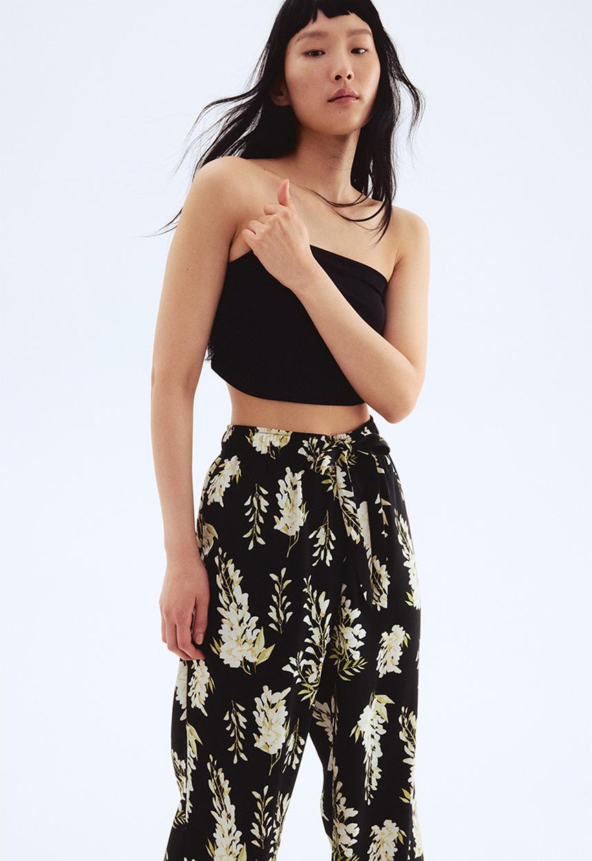 H&M - Drawstring twill trousers - black floral 