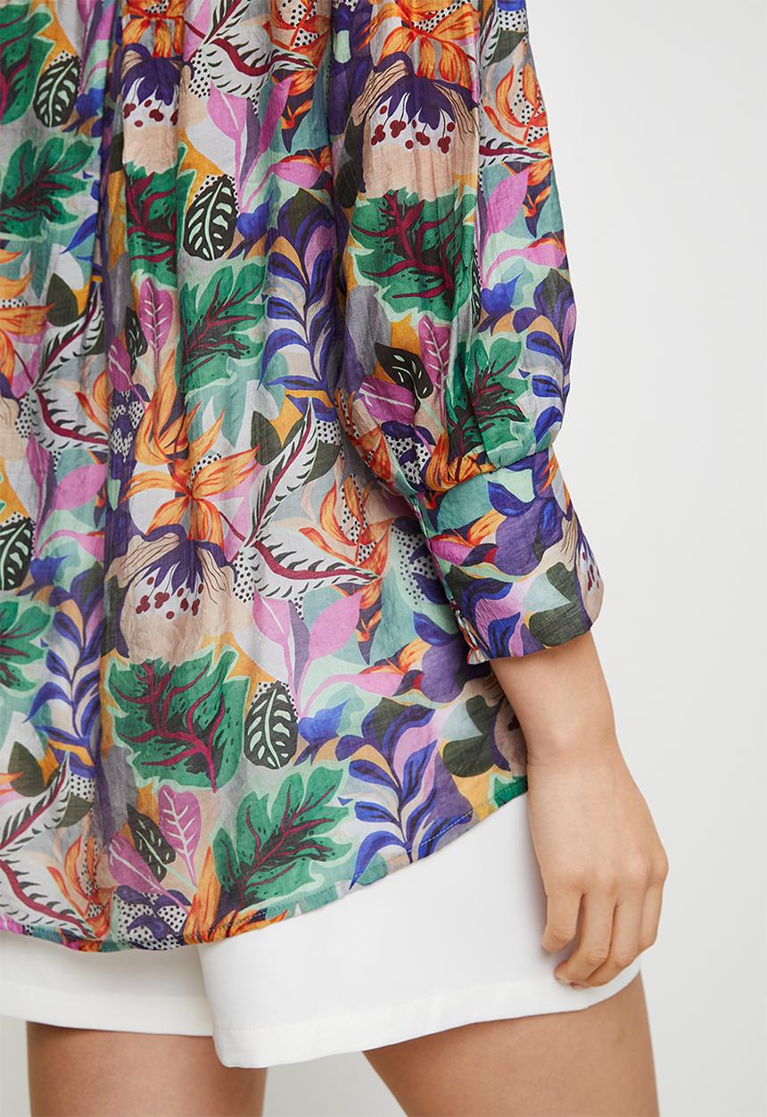 Stella Morgan - 3/4 sleeve sheer floral blouse with scoop hem - multi green