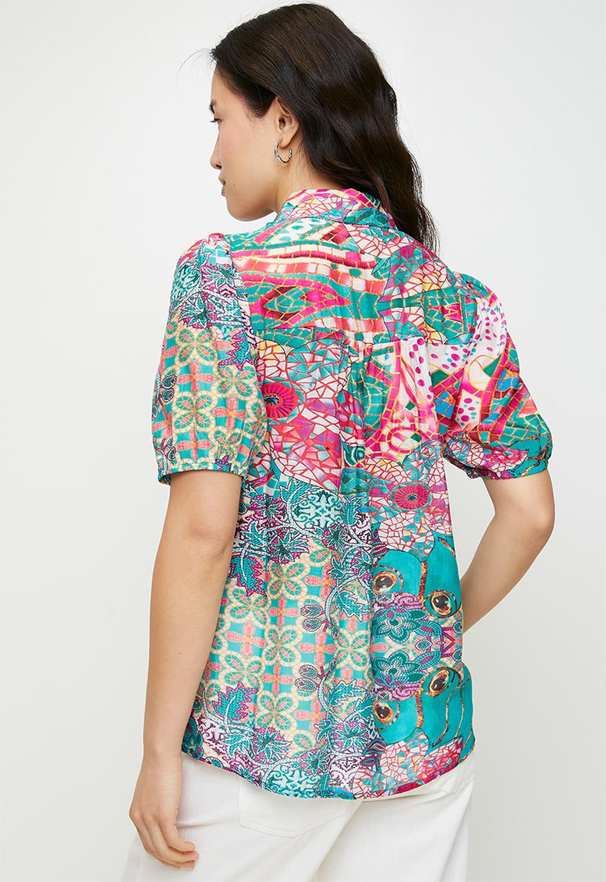 Stella Morgan - S/s multi print fitted shirt with ladder lace detail down seams - turq multi