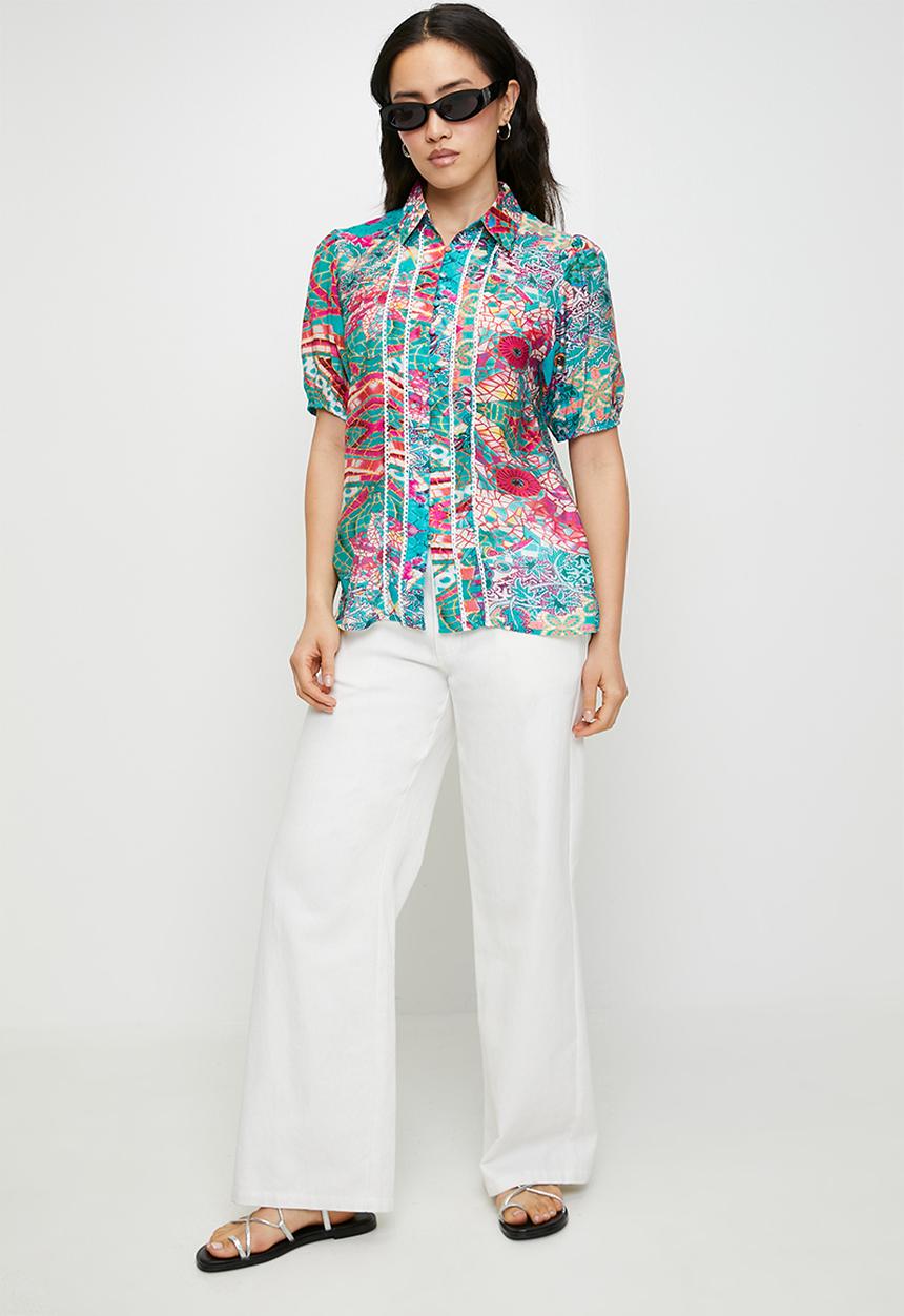 Stella Morgan - S/s multi print fitted shirt with ladder lace detail down seams - turq multi