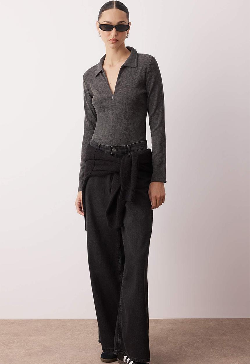 Trendyol - Textured Polo Collar Zippered Body Fitted Stretchy Knitted Blouse - Black