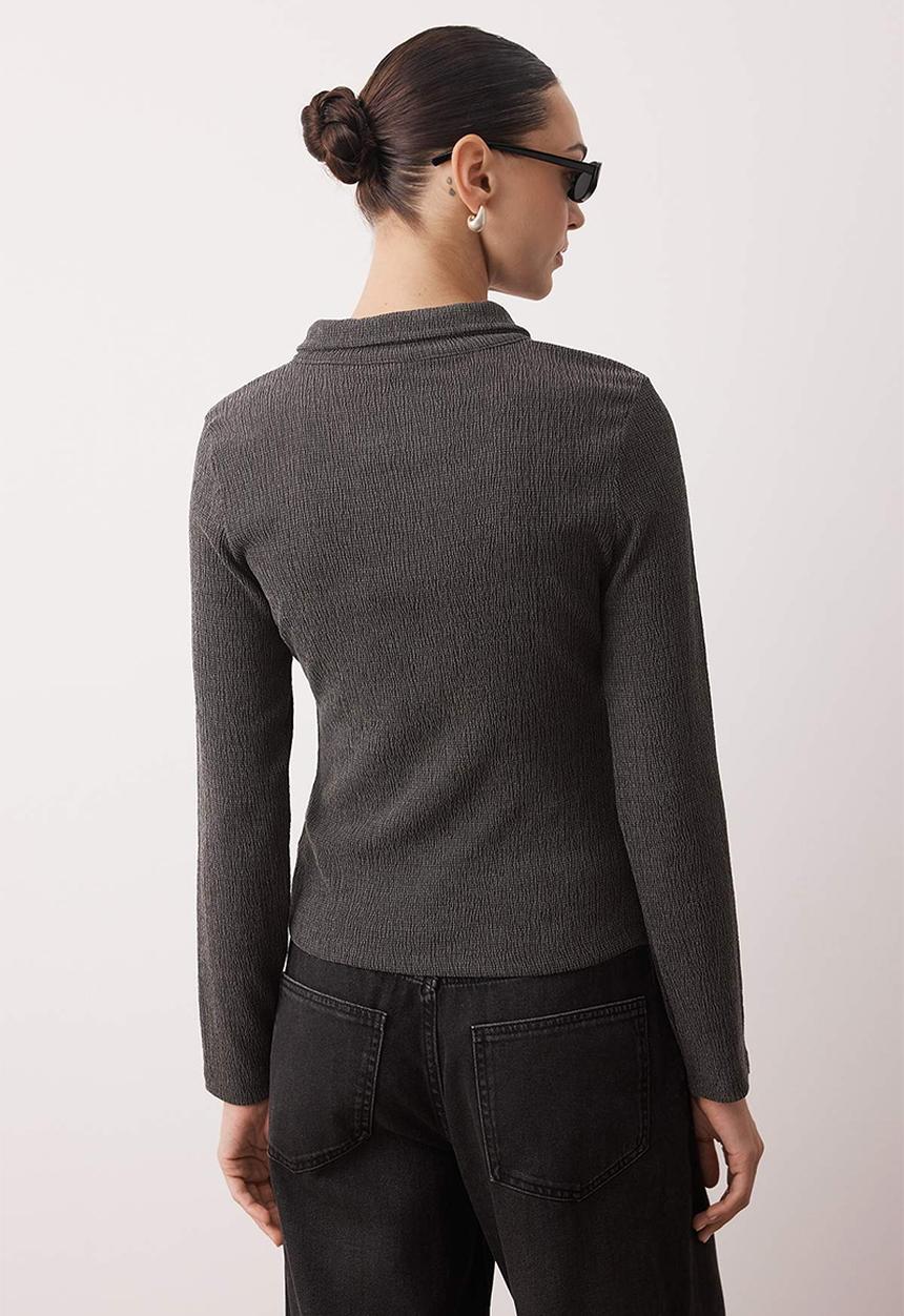 Trendyol - Textured Polo Collar Zippered Body Fitted Stretchy Knitted Blouse - Black