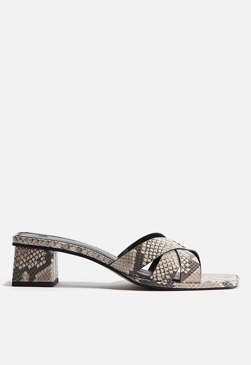 H&M - Block-heeled sandals - light beige snakeskin pattern