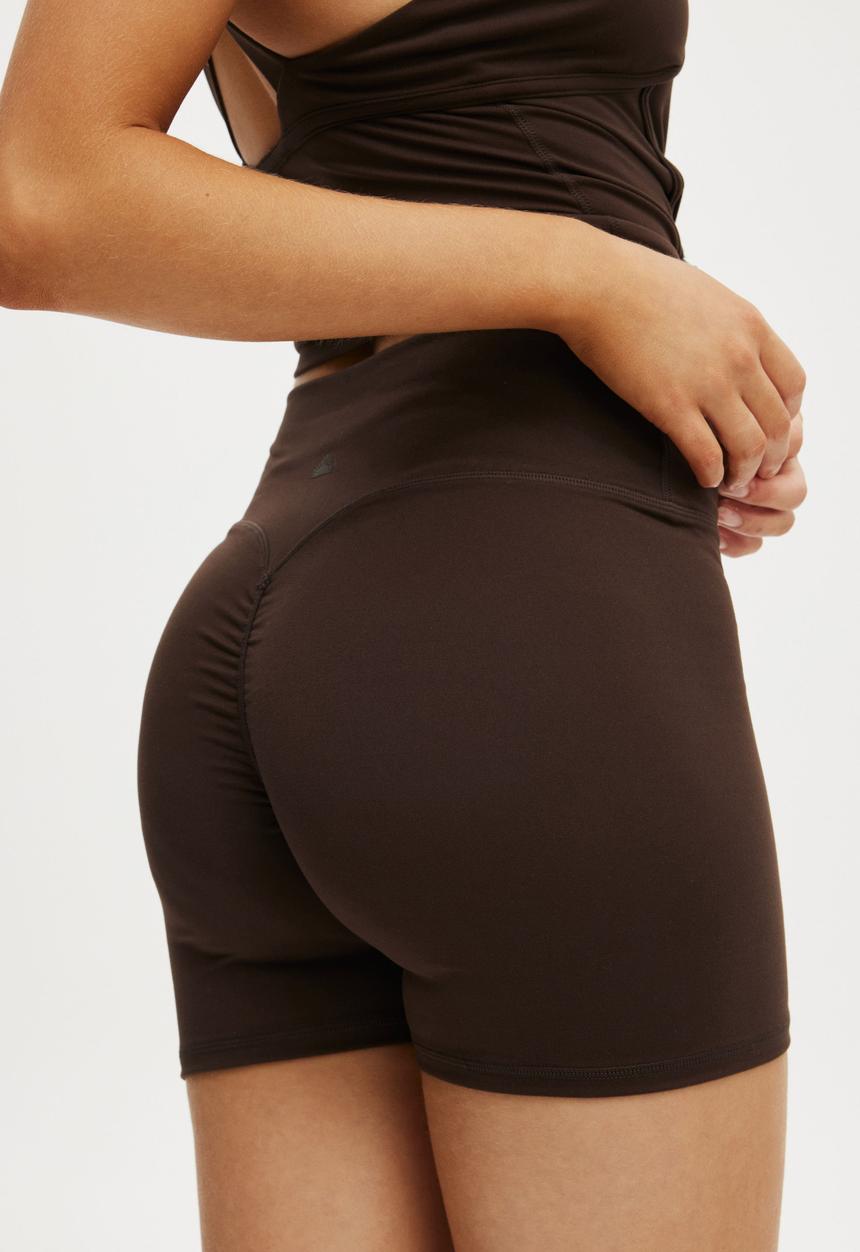Cotton On - Ultra Soft Invisible Scrunch Shortie Short - French Roast