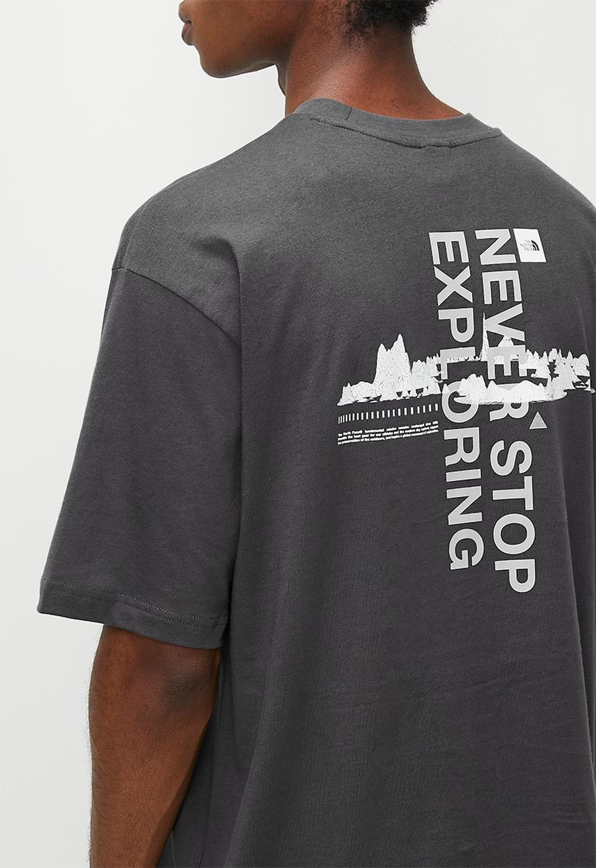 The North Face - S/S Digital Mo  Ntain Range Tee Oversize Fit - Anthracite Grey/Soft Purple-Tnf White (Eia)
