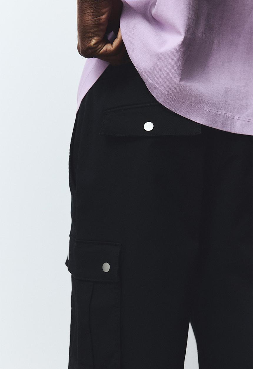 H&M - Loose fit cargo trousers - black
