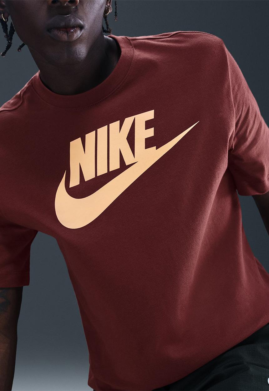 Nike - NSW  Icon Futura Tee - Dark TeaRed