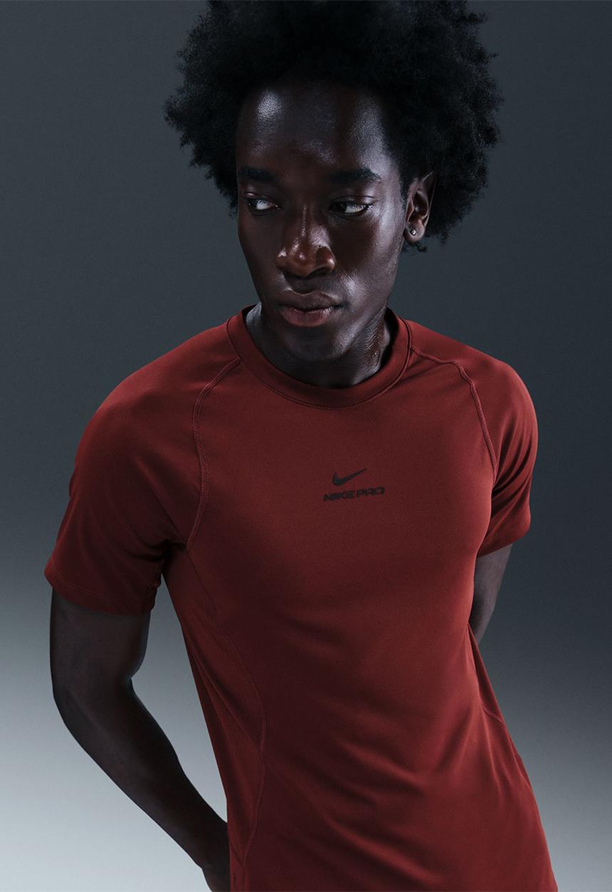 Nike - Nike Pro Training  Dri-FIT S/S Top - Dark TeaRed/Black