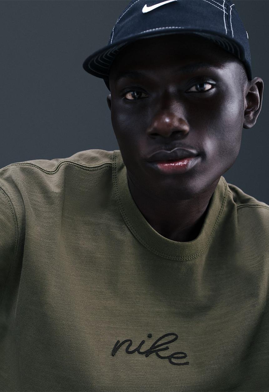 Nike - NSW Premium Essentials  T-Shirt  - MediuOlive