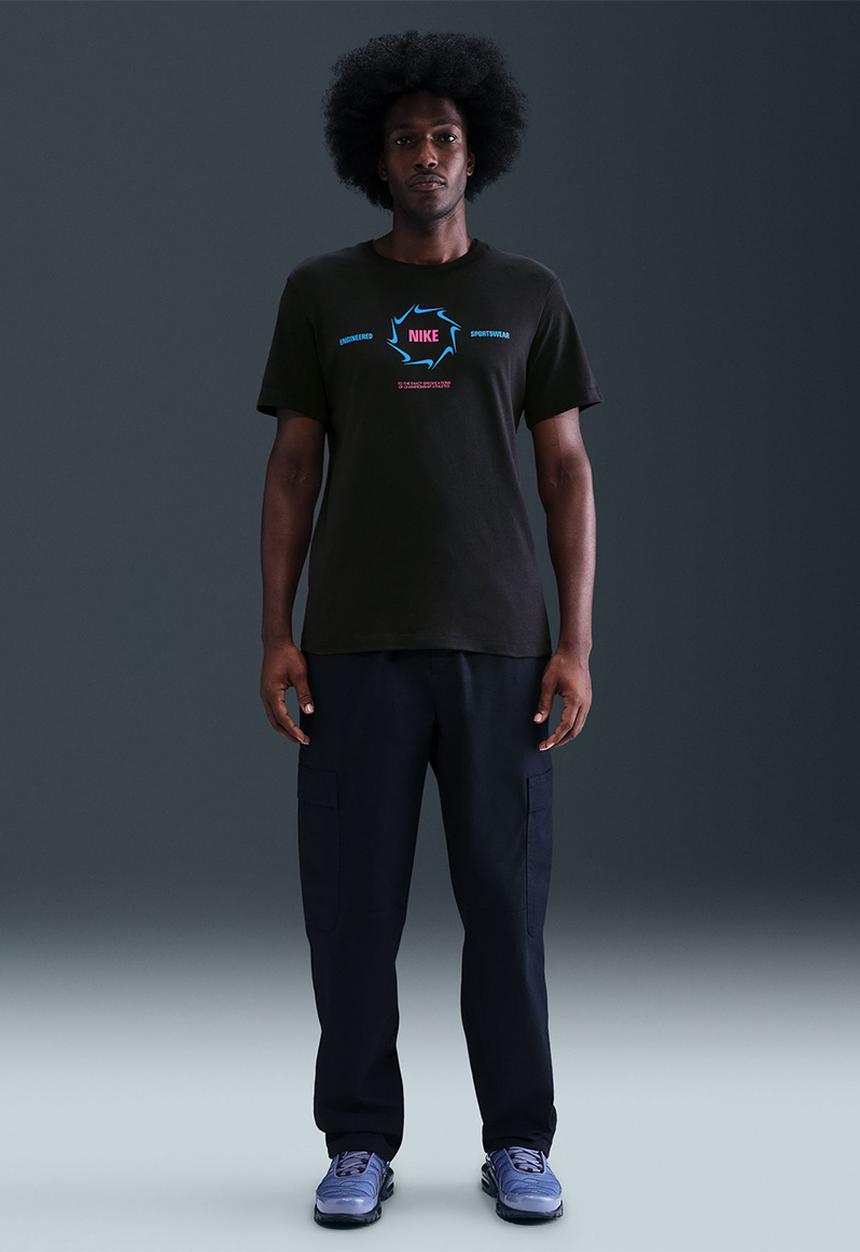 Nike - NSW Print Swoosh Fash Tee   - Black/Hyper Pink