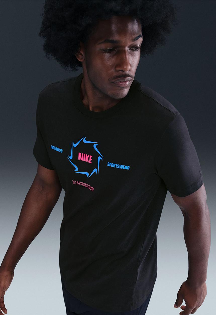 Nike - NSW Print Swoosh Fash Tee   - Black/Hyper Pink