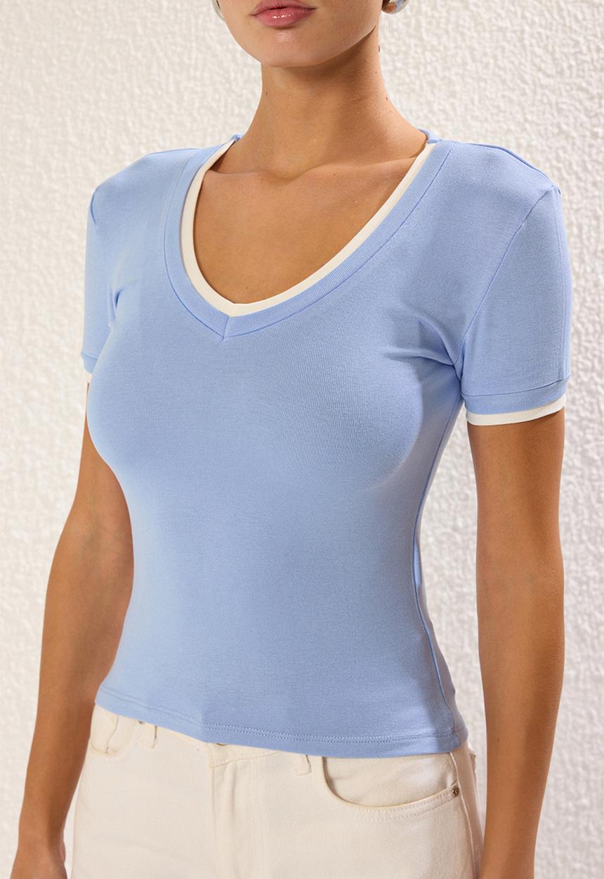 Trendyol - Stretchy Fitted Knitted Blouse - Light blue
