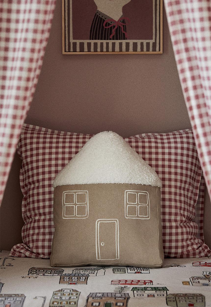 H&M - House-shaped cushion - beige house 
