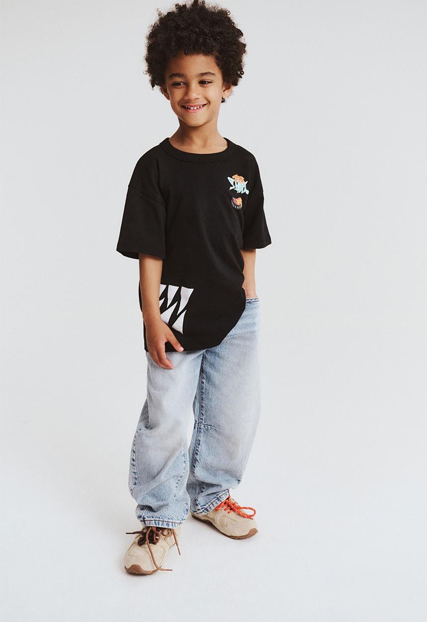 Cotton On - Licensed Drop Shoulder Short Sleeve Tee - Lcn Mat Black/Tiger Shark