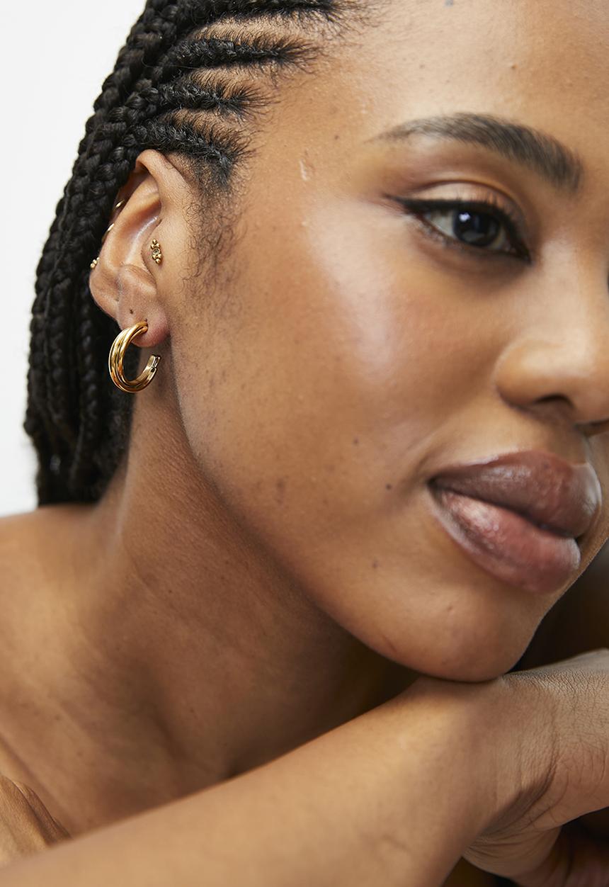 Zoe on Trend - Elegant Twisted Hoop Earrings - Gold