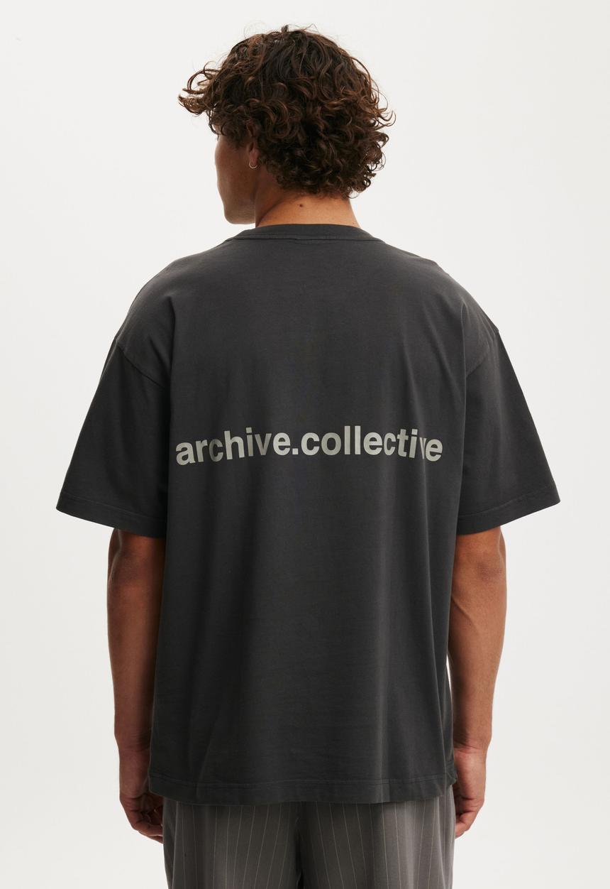 Cotton On - Box Fit Text T-shirt - Washed Black/Archive Collective