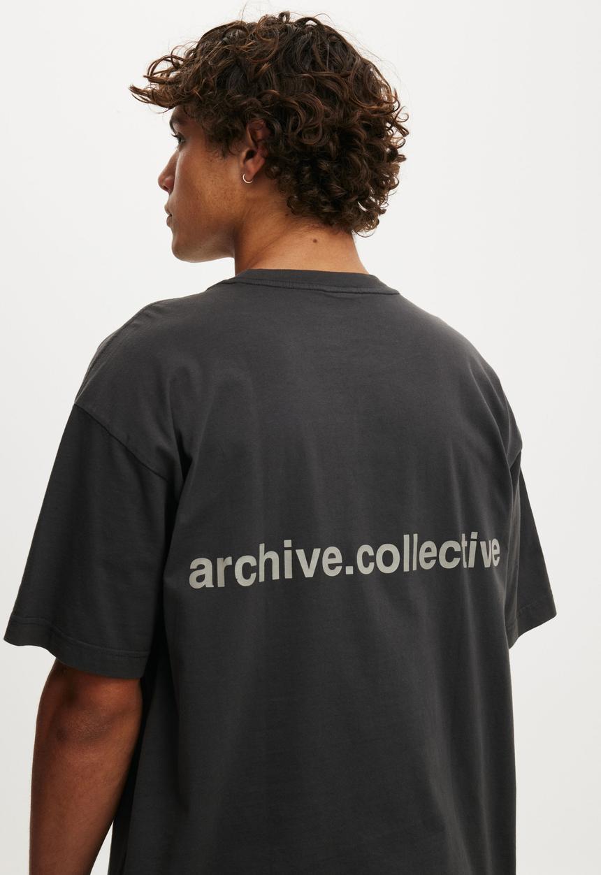 Cotton On - Box Fit Text T-shirt - Washed Black/Archive Collective