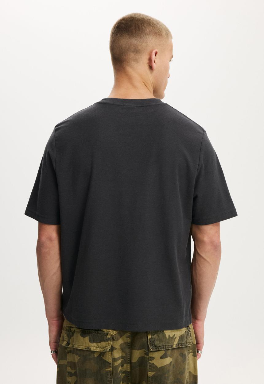 Cotton On - Cropped Fit Graphic T-shirt - Washed Black/Subvsn