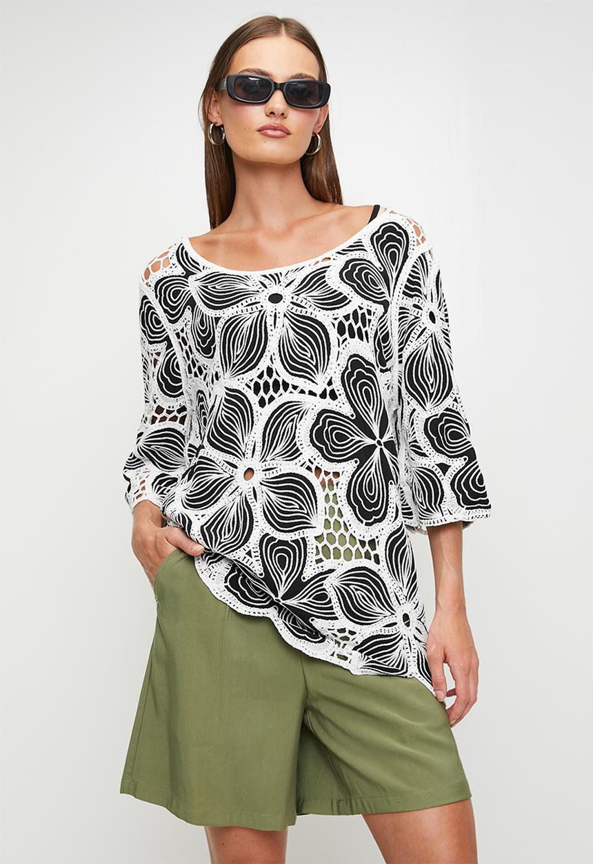 Stella Morgan - Oversized Two Tone Crochet Flower Top - Black/White