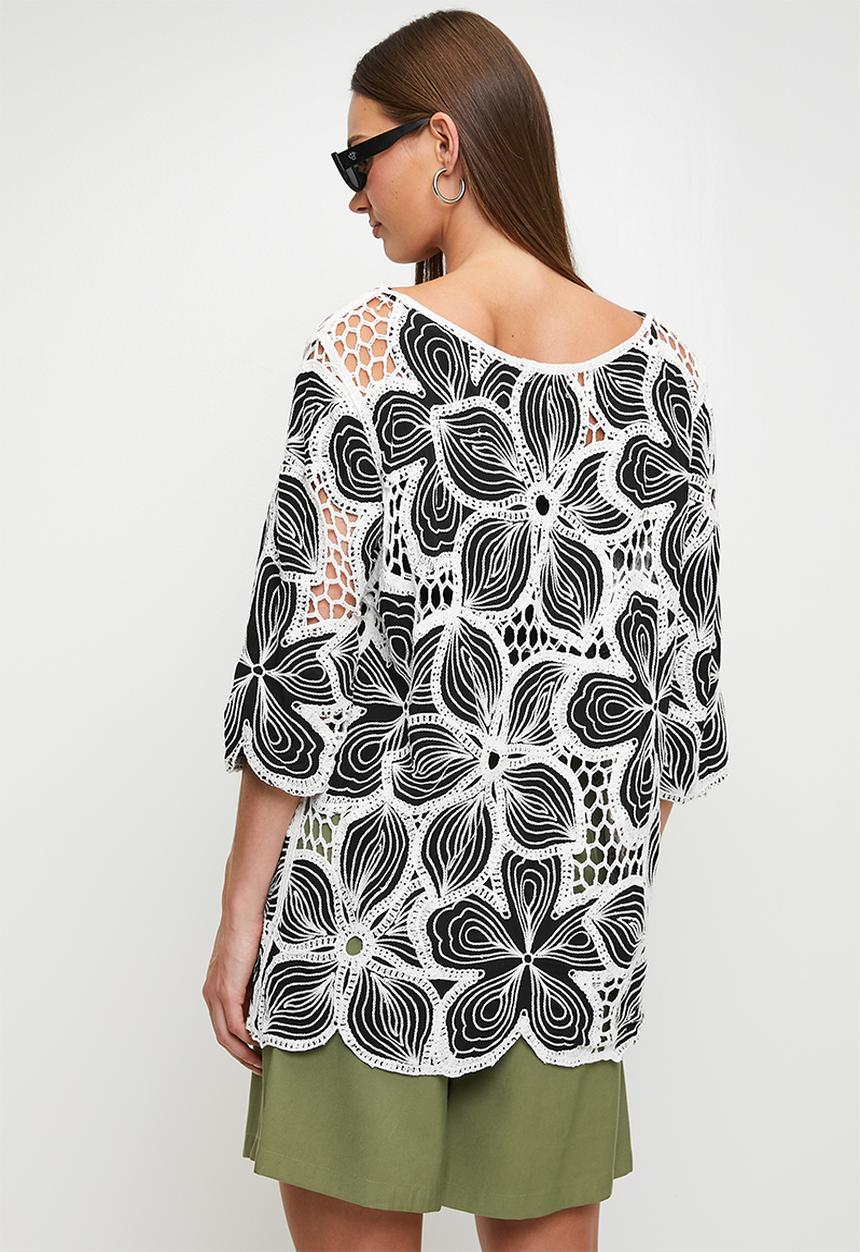 Stella Morgan - Oversized Two Tone Crochet Flower Top - Black/White