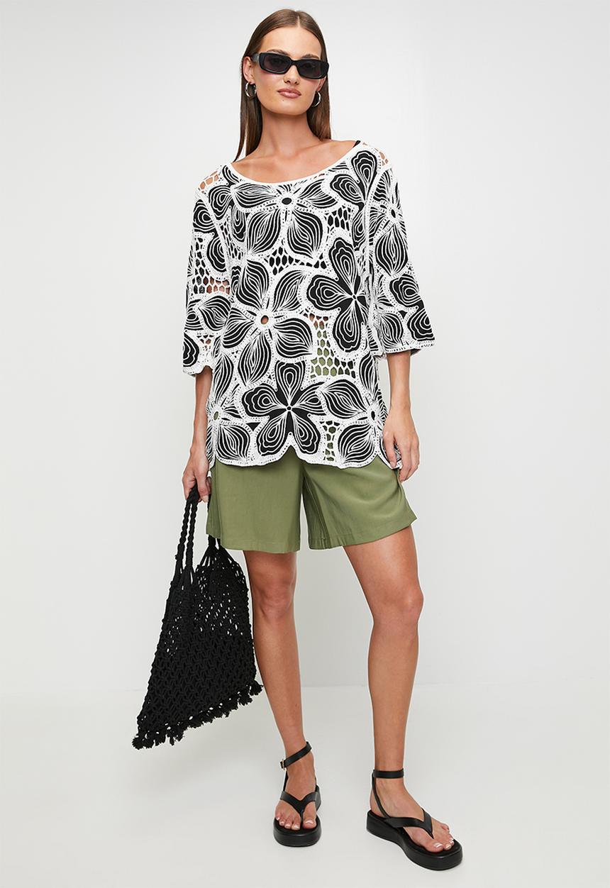 Stella Morgan - Oversized Two Tone Crochet Flower Top - Black/White