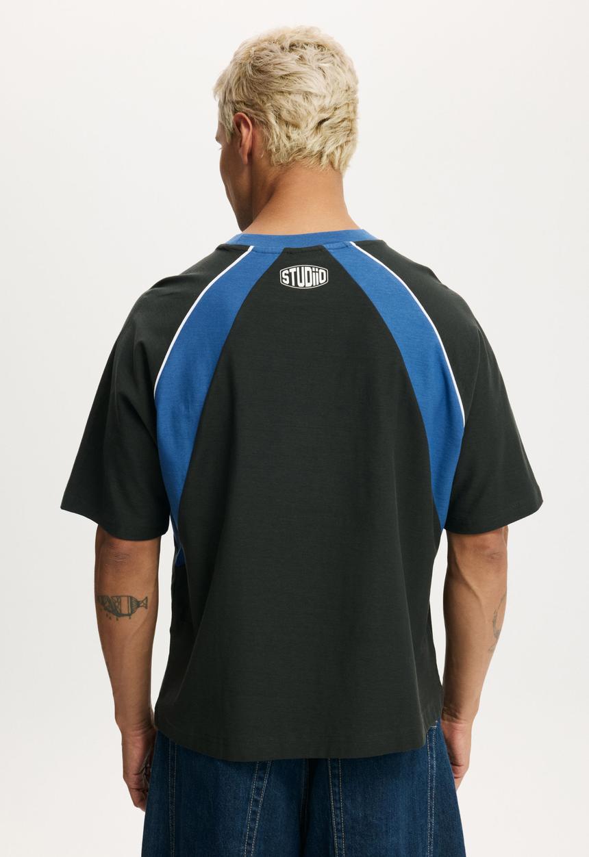 Cotton On - Cropped Fit Graphic T-shirt - Washed Black/2S Panelled