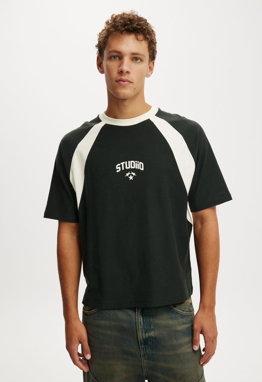 Cotton On - Cropped Fit Graphic T-shirt - Washed Black/Creampuff Studiio Panelled