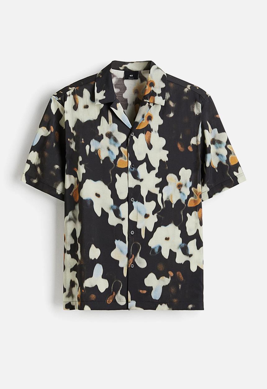 H&M - Regular fit patterned resort shirt - black floral 