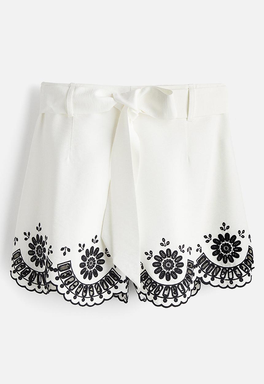 H&M - Embroidered twill shorts - white/black