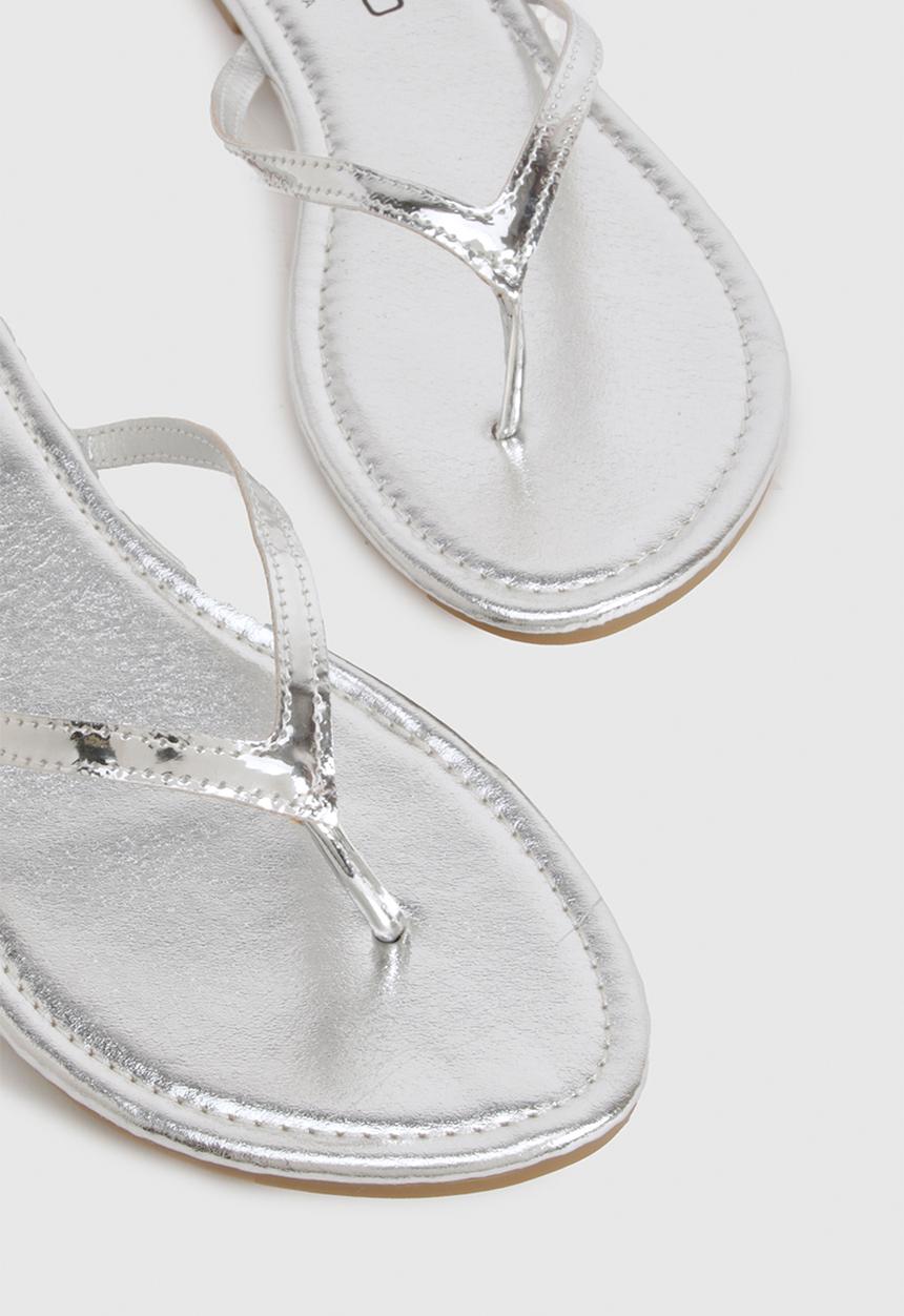 boohoo - Wide fit metallic flip flops - silver