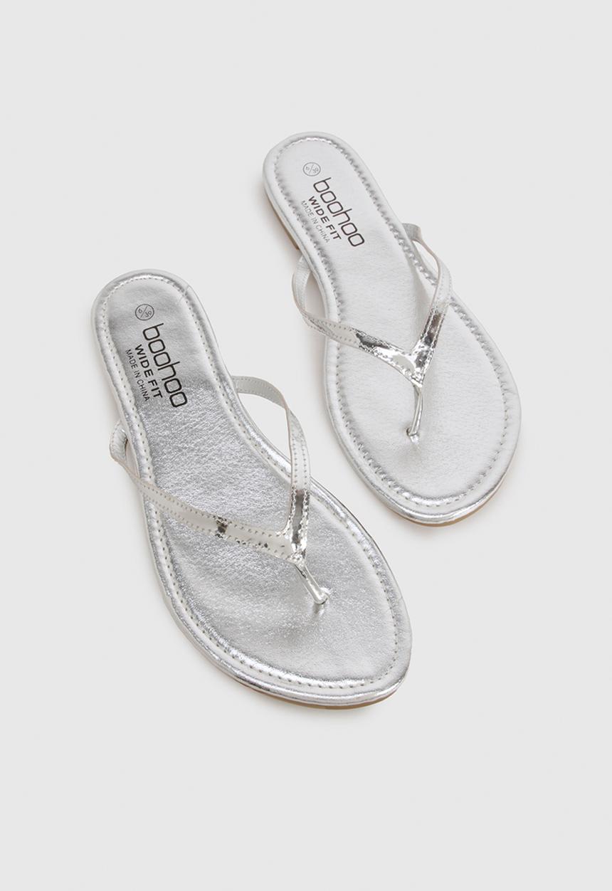 boohoo - Wide fit metallic flip flops - silver