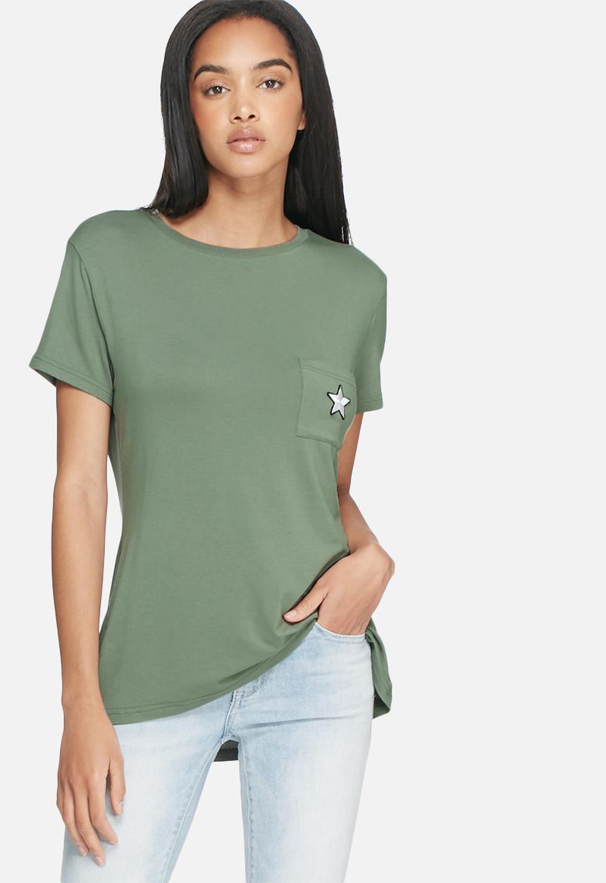dailyfriday - Front pocket badge tee