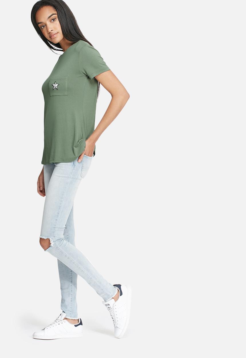 dailyfriday - Front pocket badge tee