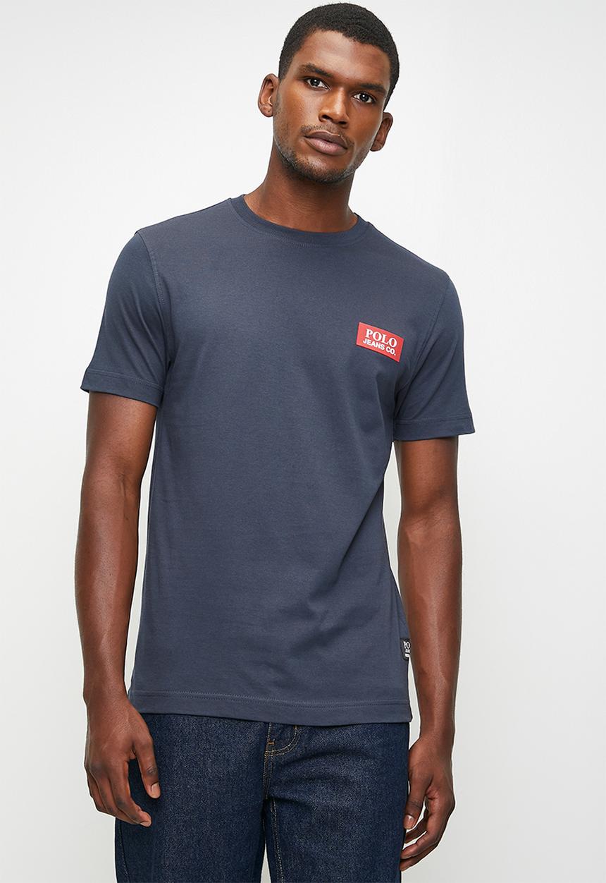 POLO - THABISO  PJC SS BLOCK LOGO TEE - NAVY