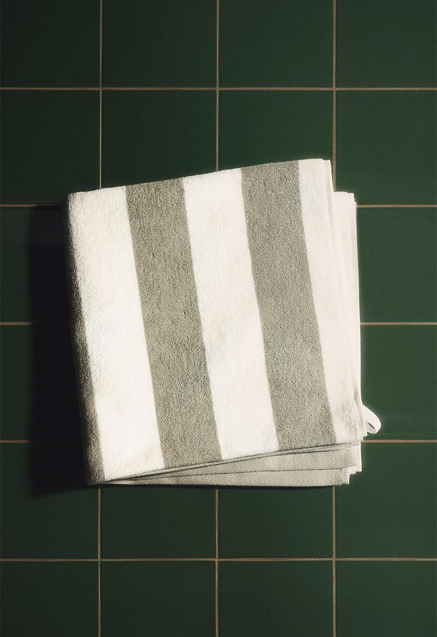 H&M - Bath towel - sage green/white striped 