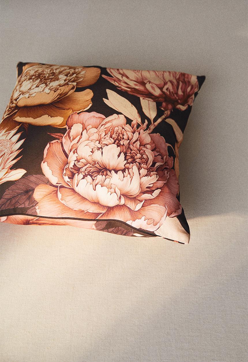 H&M - Patterned cushion cover - dark brown/floral 